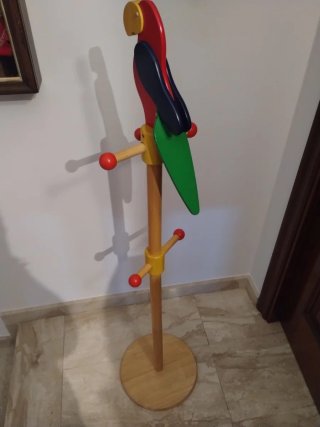 Perchero infantil de madera con diseño de loro