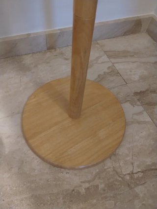 Perchero infantil de madera con diseño de loro