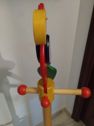 Perchero infantil de madera con diseño de loro