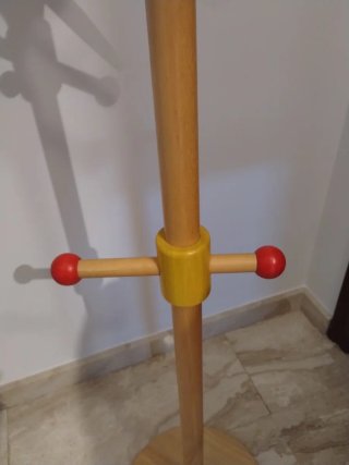 Perchero infantil de madera con diseño de loro