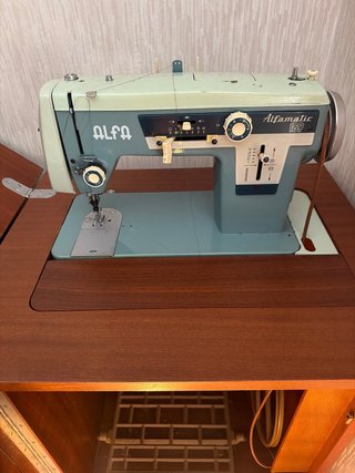 Máquina de coser Alfa vintage