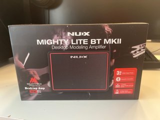 Amplificador NUX Negro y Rojo Mighty Lite