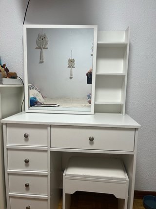 Tocador de maquillaje blanco con espejo