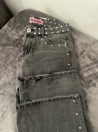 Pantalón One Dilema Negro con Tachuelas