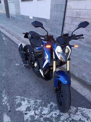 Moto Naked Azul y Negra