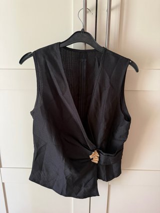 Blusa negra con detalle dorado