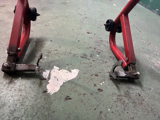 Caballete trasero moto
