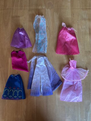 Consegna di abbigliamento e accessori per Barbie e accessori