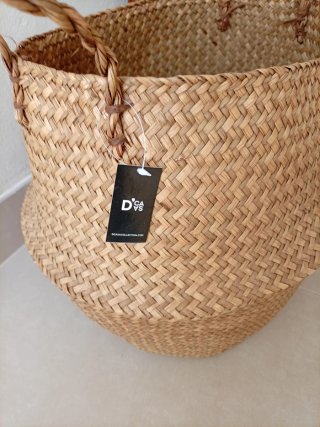 Cesta de mimbre beige y marrón