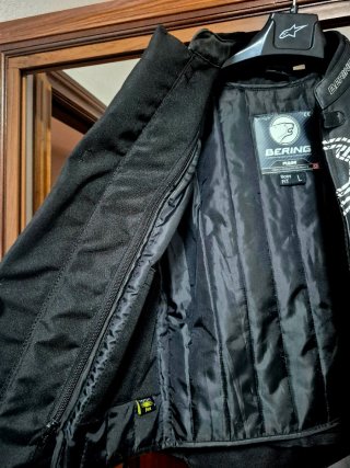 Cazadora de moto Bering negra