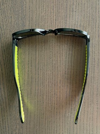 Gafas de sol infantiles negras con lentes azules