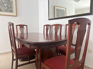 Conjunto comedor: mesa y 6 sillas madera
