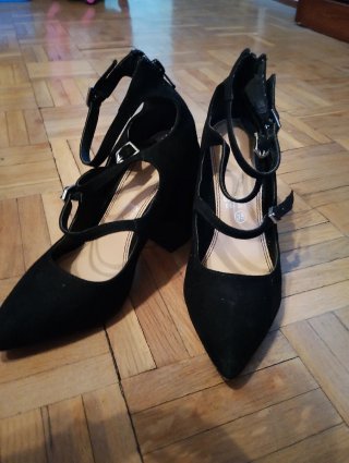 Zapatos negros tacón 35 y sandalias 36