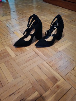Zapatos negros tacón 35 y sandalias 36