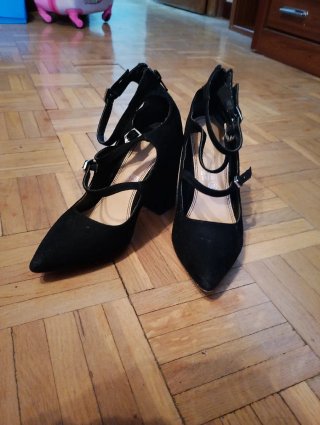 Zapatos negros tacón 35 y sandalias 36