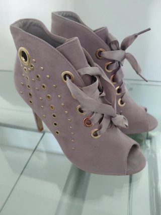 Botines de tacón con cordones y ojales