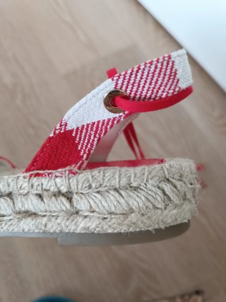 Alpargatas Stradivarius cuadros rojos y blancos