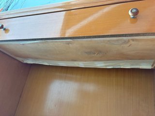 Escritorio de madera con cajón