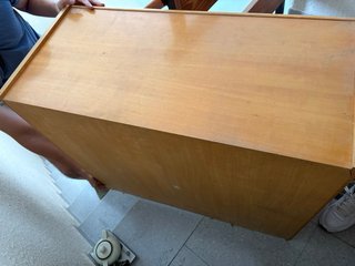 Escritorio de madera con cajón