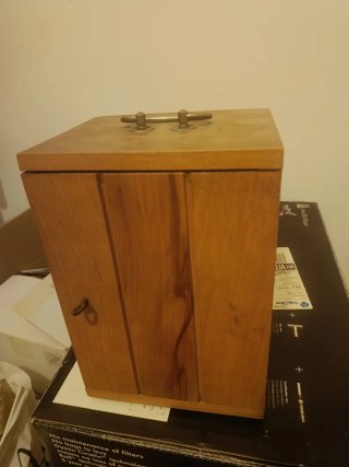 Microscopio antiguo en caja de madera