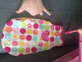 Cuna de juguete con saco de dormir