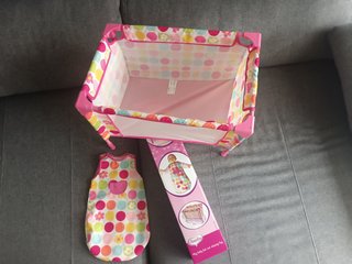 Cuna de juguete con saco de dormir