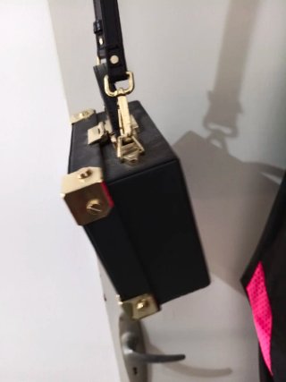 Bolso Negro con Rosa Roja