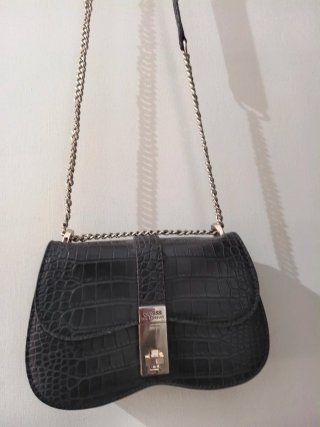 Bolso Negro con Rosa Roja