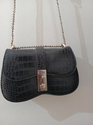 Bolso Negro con Rosa Roja