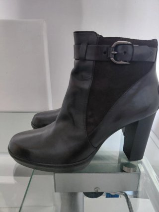 Botines de tacón negros con hebilla