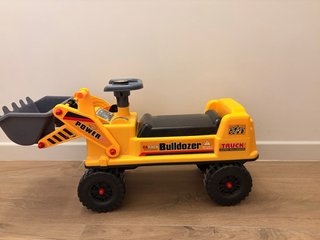 Camión correpasillos amarillo (2-3 años)