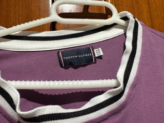 Camiseta Tommy Hilfiger XL Morada Gafas