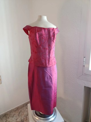 Vestido corto rosa con bordado.