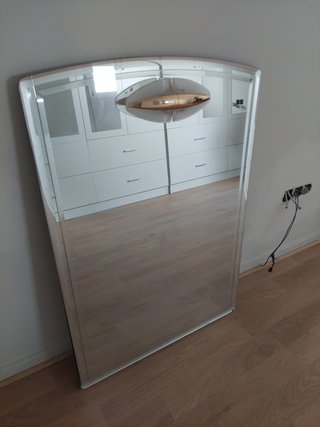 Espejo de baño con aplique dorado