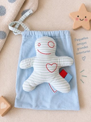 Peluche de muñeco con rayas y corazón