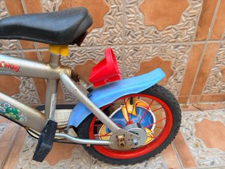 Bicicleta infantil azul y roja