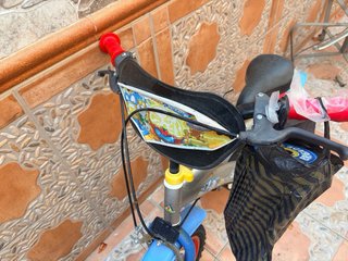 Bicicleta infantil azul y roja