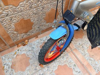 Bicicleta infantil azul y roja