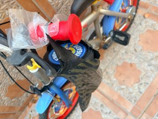 Bicicleta infantil azul y roja