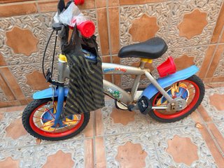 Bicicleta infantil azul y roja
