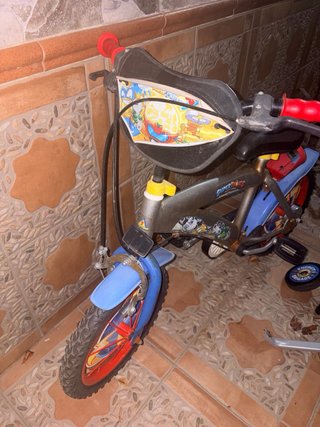 Bicicleta infantil azul y roja