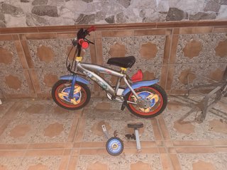 Bicicleta infantil azul y roja