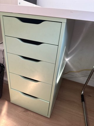 Escritorio juvenil blanco y verde.