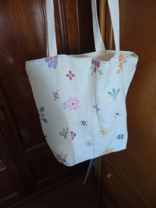 Bolsa artesanal bordada a mano