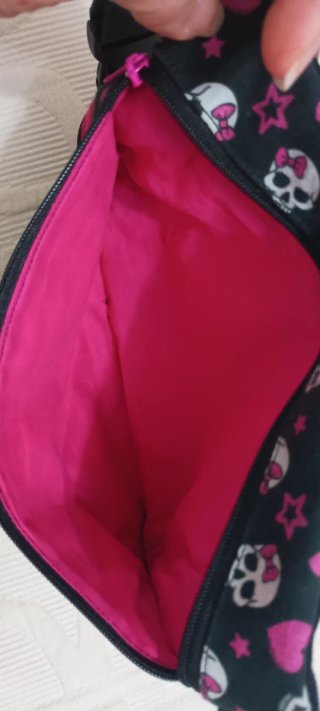 Riñonera niña con estampado de calaveras