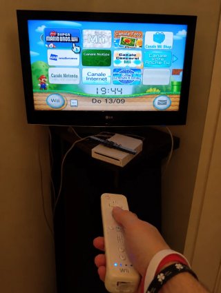Nintendo Wii+New Super Mario Bros+2 Controller+acc