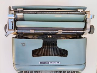 Máquina de escribir Olivetti Studio 44