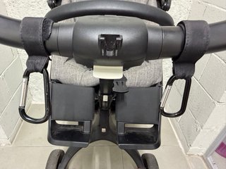 Cochecito Stokke Gris + plataforma