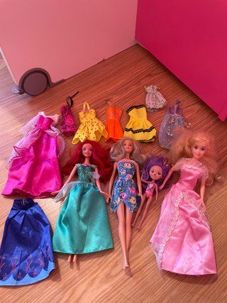Muñecas y vestidos