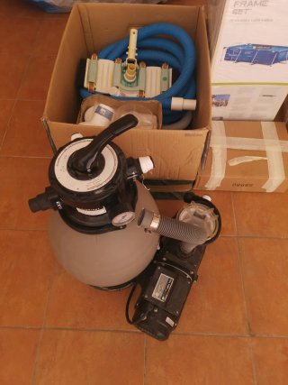 Piscina infantil azul y blanca con depuradora